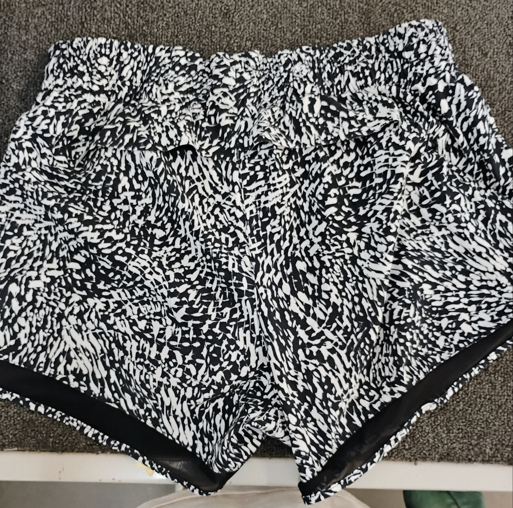 Athleta High Waist Black and White Shorts Sz S ISO